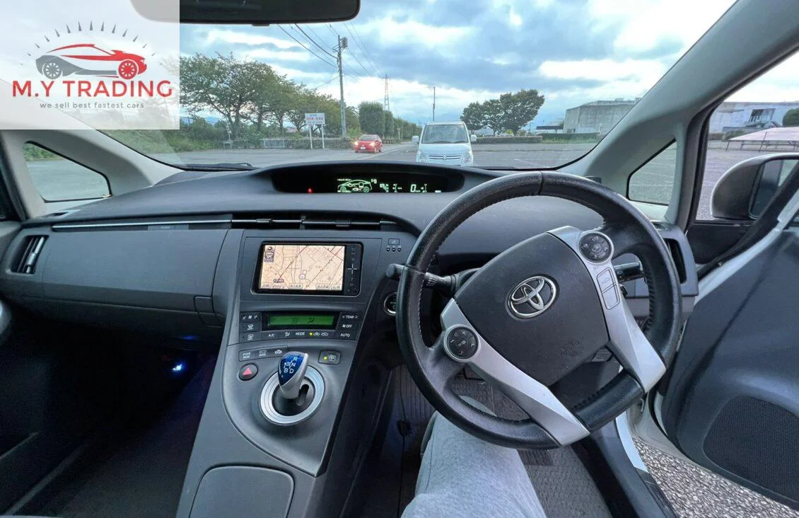 
								TOYOTA PRIUS WHITE 2011 full									